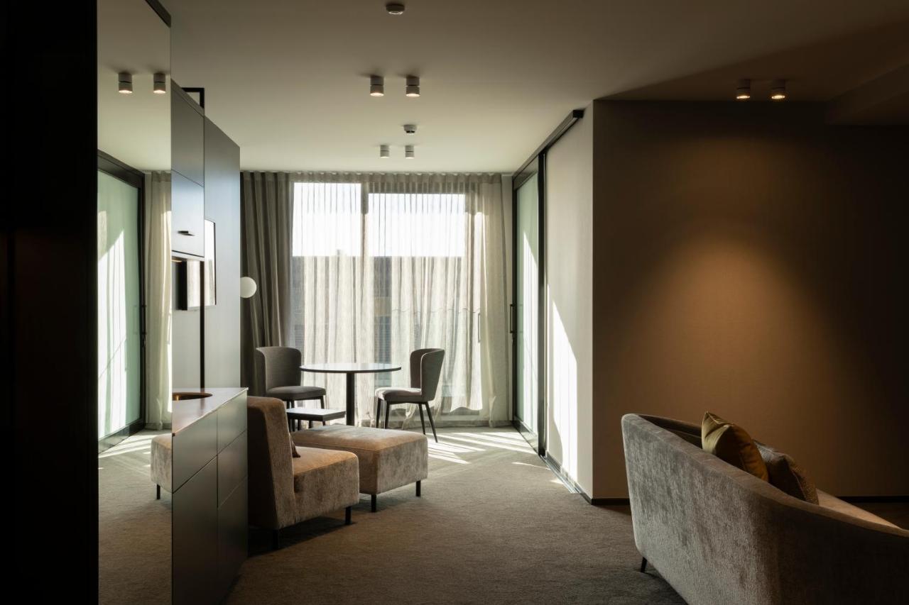 The Mayfair Christchurch Extérieur photo A suite at the hotel
