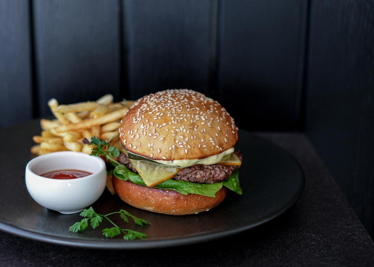The Mayfair Christchurch Extérieur photo A cheeseburger with chips